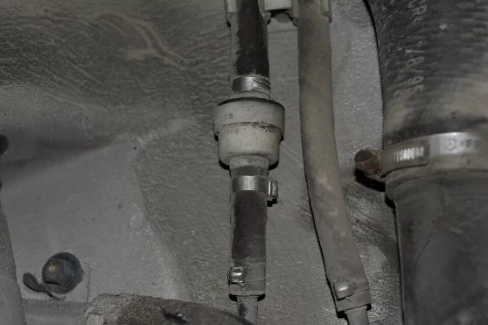 Вакуум в бензобаке приора. Тойота королла 1997 датчик в бензобаке. Бензобак создается вакуум. Клапан адсорбера citroen c4. При снятии топливного фильтра создается вакуум.