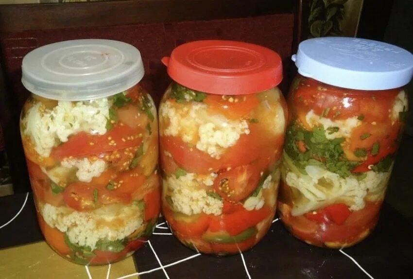 Цветная капуста на зиму пальчики оближешь. Ассорти с цветной капустой на зиму. ассорти на зиму из овощей с капустой. салат из цветной капусты на зиму. салат ассорти на зиму с капустой.