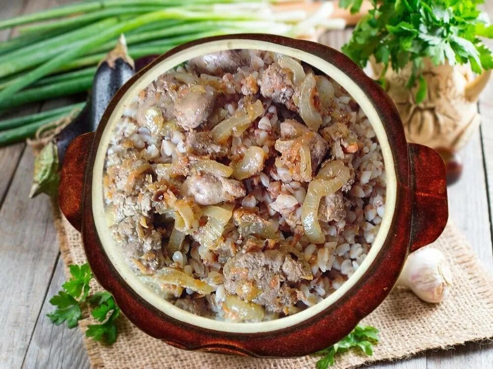 Мясо в глиняном горшке. Гречка с мясом в горшочке. Каша в горшочках в духовке. Гречка в горшочке в духовке. Гречка в горшочке в духовке.