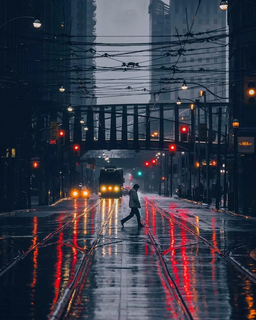 Rain town. Дождливый город Эстетика. Пасмурный город. Дождь в городе. Дождь в городе ночью.