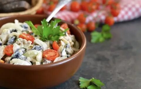 Маслины грибы курица