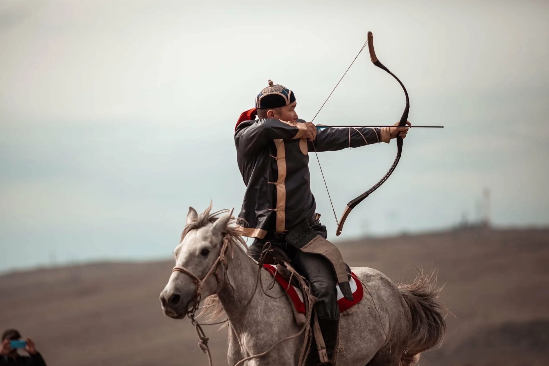 Юлия хлынина легенда о коловрате. Кочевник гостиница улан-удэ на жердева. Даши дашинимаев лучник. Кочевник жердева. Стрельба из лука тыва наадым.