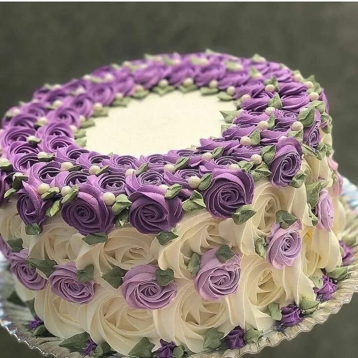 День рождения женщине в домашних условиях. Украшение торта. Красивые торты. Красивое украшение торта. Красивые кремовые торты.