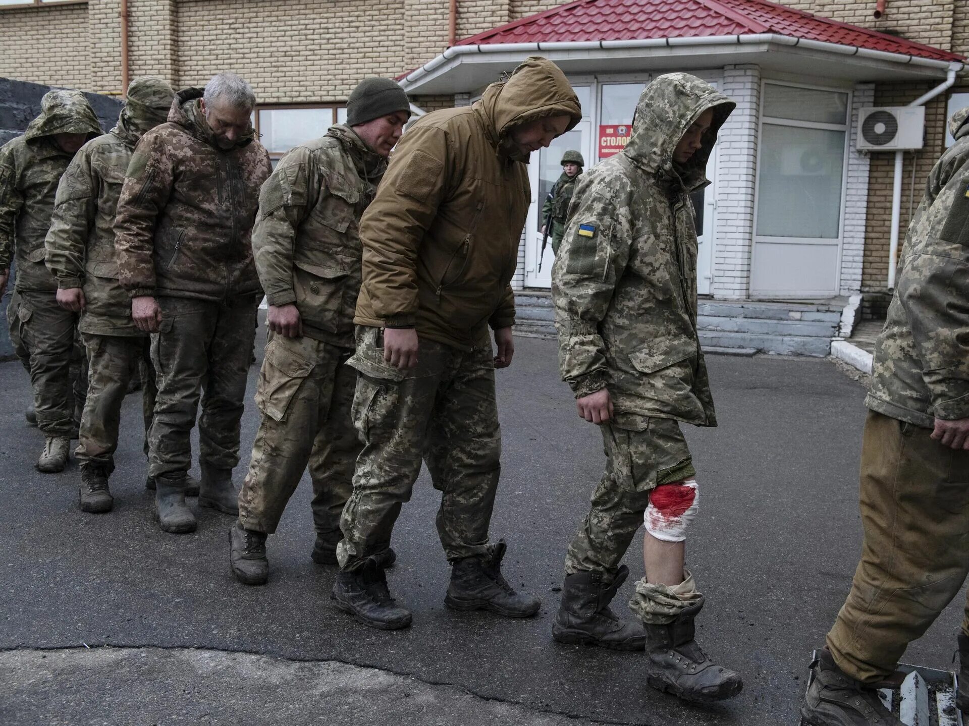 Военные пленные украины список. Пленные украинские солдаты апрель 2022. Изюм город на Украине. Российские военные в плену в Украине.