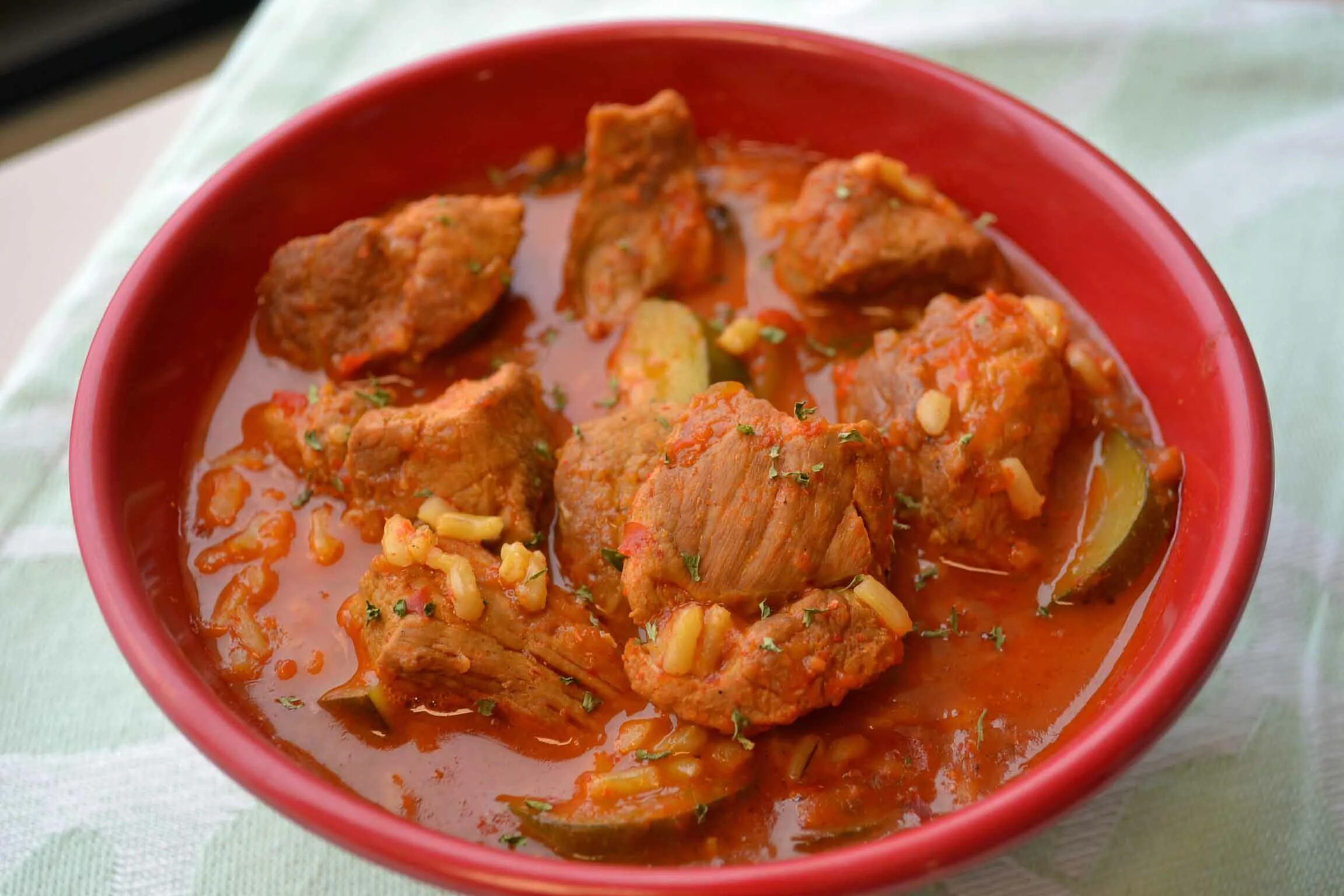 Свинина тушеная с морковью и луком. Свинина с морковью и луком. Свинина тушеная с морковью и луком. Свинина с морковкой и луком на сковороде. Свинина тушеная с морковью.