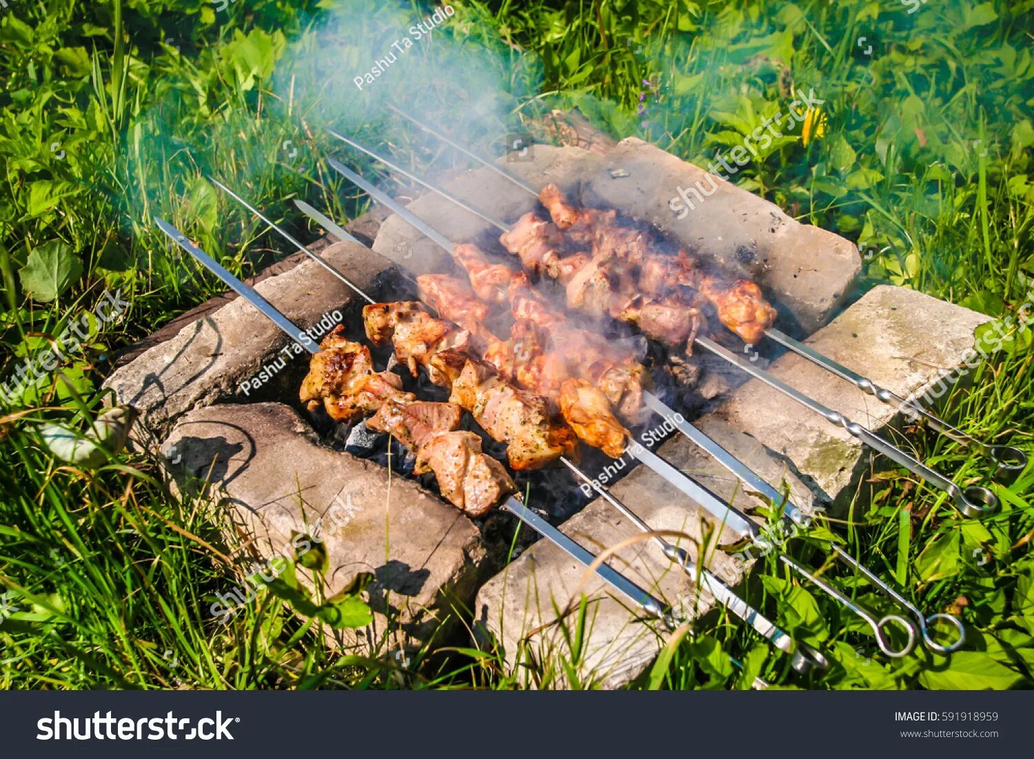 Период шашлыков. Шашлыки на природе. Шашлык на мангале на природе. Шашлык на природе на кирпичах. Шашлык без мангала на природе.