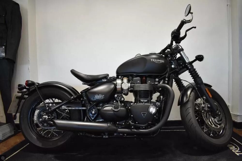 Триумф бобер. Triumph bonneville bobber 1200 black. triumph bonneville bobber black. триумф бобер 2025. triumf bobber с укороченным крылом.