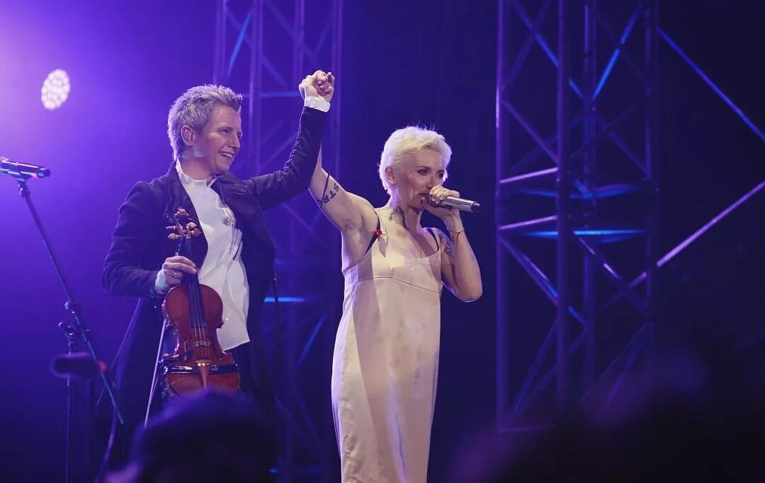 диана арбенина и светлана сурганова. диана арбенина и светлана сурганова. диана арбенина и светлана сурганова. ночные снайперы арбенина и сурганова. диана арбенина концерт в олимпийском.