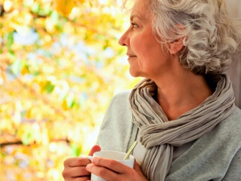 Фитнес для пожилых. Счастливая пожилая женщина. Выпадающие в возрасте. Климактерический период у женщин. Женщина старшего возраста.