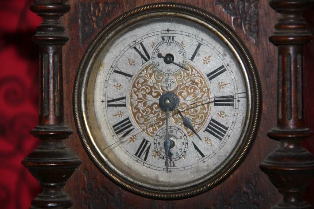 Старые русские часы. Часы в старинном стиле. Старинные часы на стене. Старинные часы русских Мастеров.