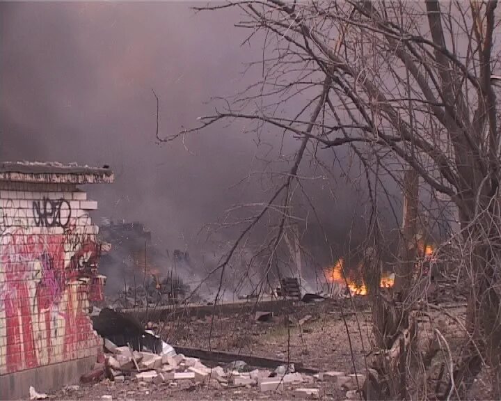 Взрыв в орле сегодня ночью. Взрыв склада пиротехники в Орле. Взрыв пиротехники в Орле 23 апреля 2015. Взрыв на складе пиротехники.