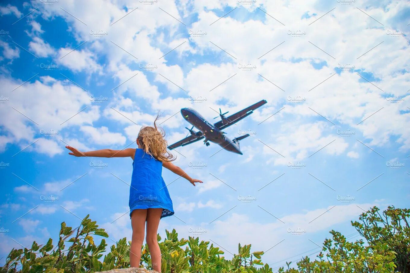 Пролетевший над головой. Девочка с самолетиком. Самолет для детей. Фотосессия с самолетом. Девушка в самолете.