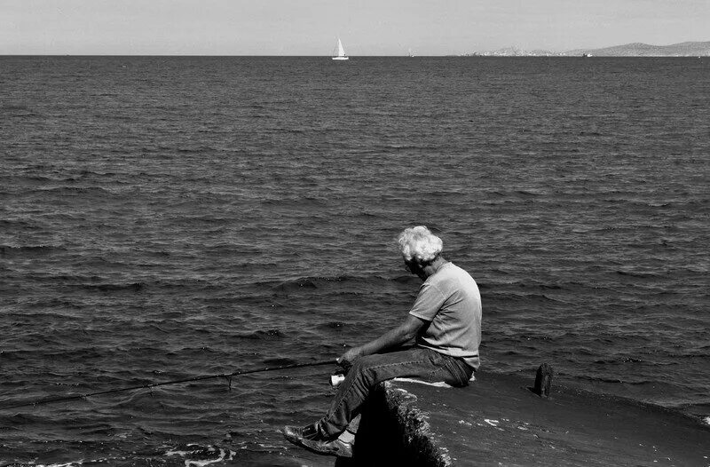 Стоял у моря в раздумьях я. Старик и море. старик на берегу моря. одинокий старик на берегу моря. старик у океана.
