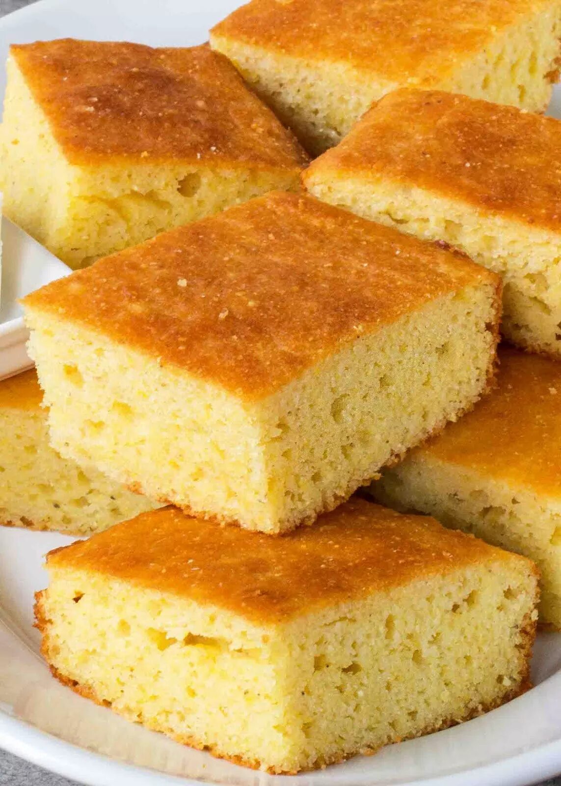 Кукурузный пирог на кефире. Кукурузный хлеб. выпечка из кукурузной муки. выпечка с кукурузной мукой. пирог из кукурузной муки.