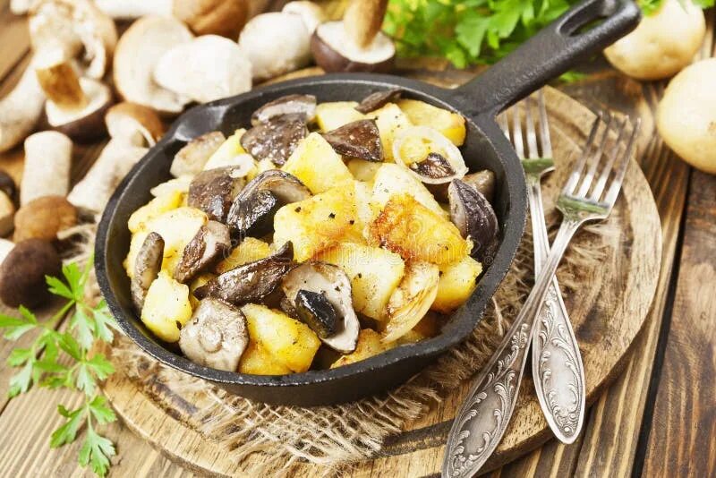 Картофель с грибами калорийность. Картошка с грибами на сковороде. Жареная картошка с грибами. Шампиньоны на сковородке. Картошка с белыми грибами.