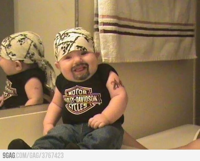 Родители и дети за компьютером. Baby with beard. Отец приклеил ребенка к стене. Приколы с детьми. Папа сидит с ребенком.