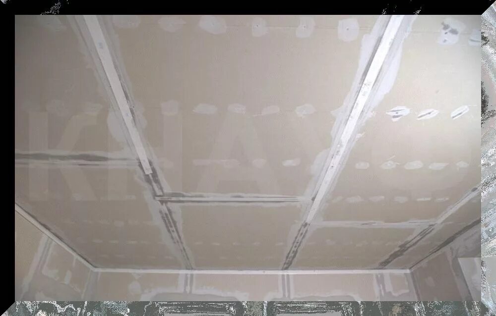 Стыки гипсокартона на потолке. Стык ГКЛ И потолка. Монтаж гипсокартона на потолок. Трещины на гипсокартонном потолке.