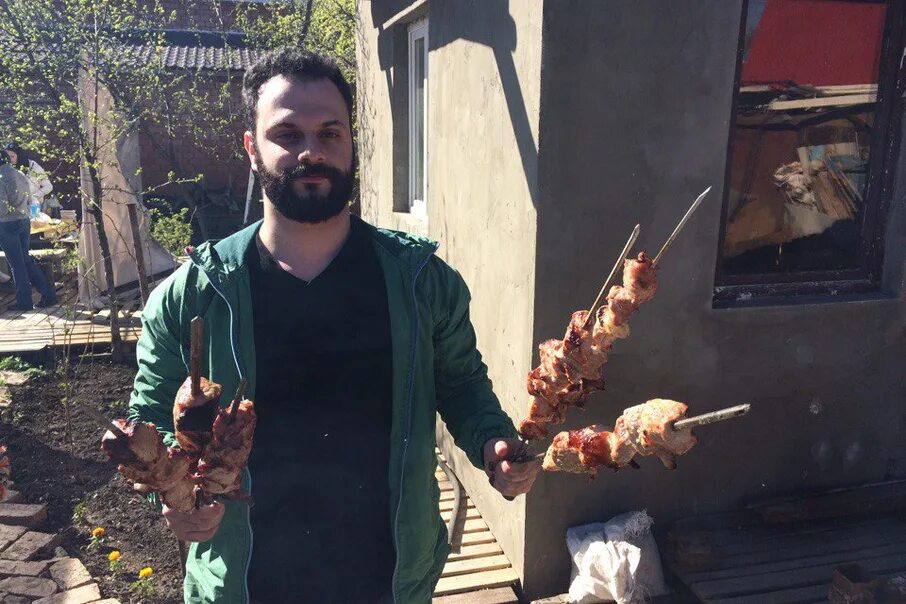 Шашлыки на детской площадке. Шашлык на мангале. Жарят шашлыки во дворе. Жарят шашлыки во дворе. Жарить шашлыки на территории многоквартирного жилого дома.