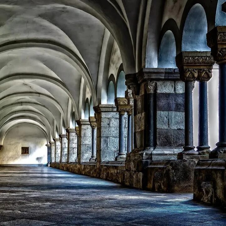 Бенуа сокаль сибирь. Монастырь магов огня готика 2. Готика 2 монастырь. Золото диего готика 2. Настольная игра монастыри.