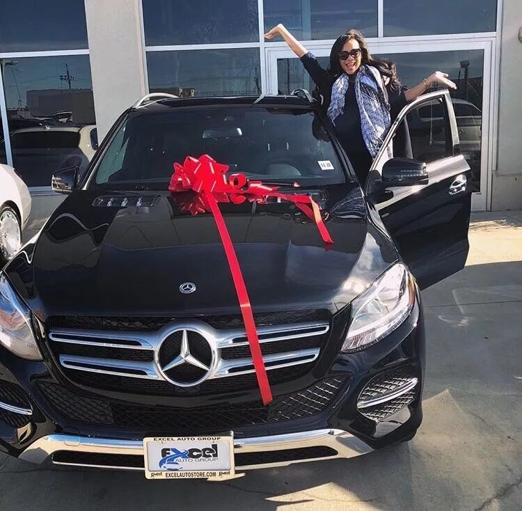 Настанет час мечты мерседес. Мерседес подарок девушке. Настанет час мечты мерседес. Мерседес черно белый. Mercedes g63 amg 2022.