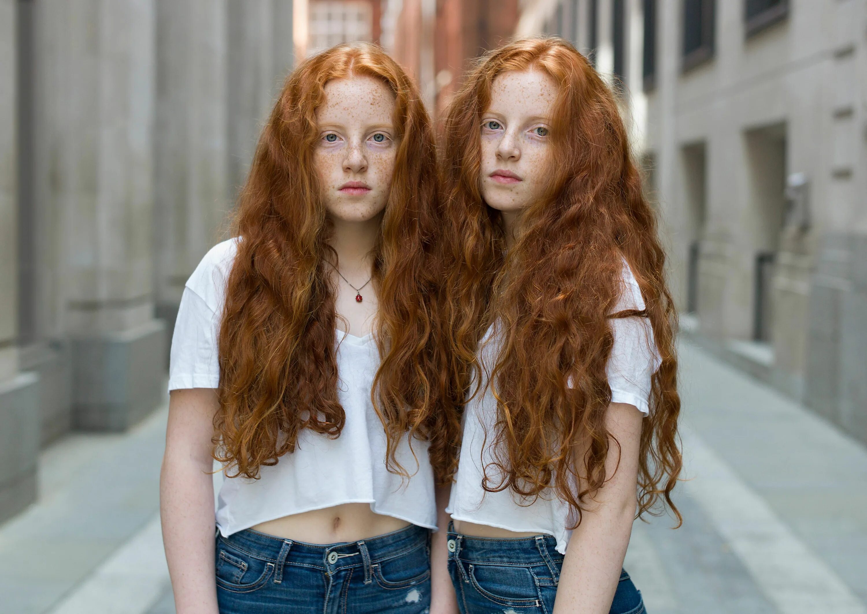 Almost the same. Близнецы Питер Зелевски. Identical Twins / близняшки -. Девочки близняшки рыжие. Рыжие тройняшки.
