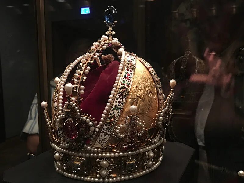 Запретный город трон императора. Императорские сокровища тнт. Трон императора китая. Корона святого иштвана. Корона святого стефана.