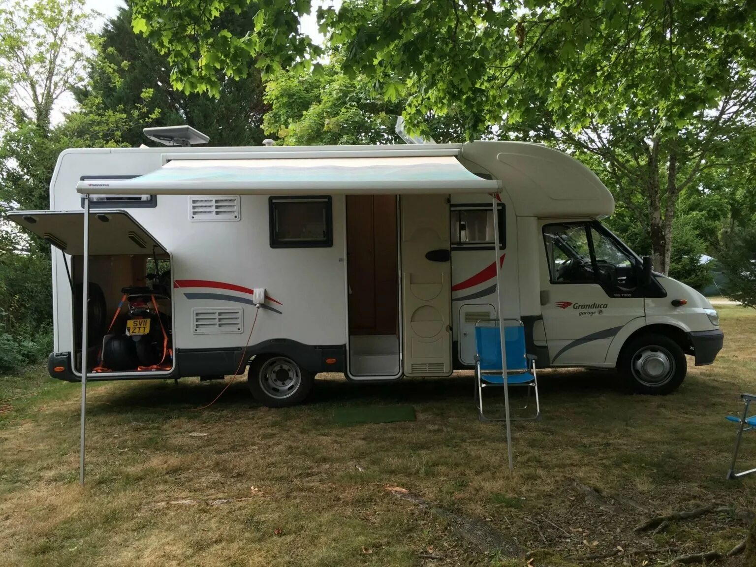Трейлеры участок. Прицепы airstream 1970. Трейлерный парк детройт. Трейлер с боку. Трейлеры участок.