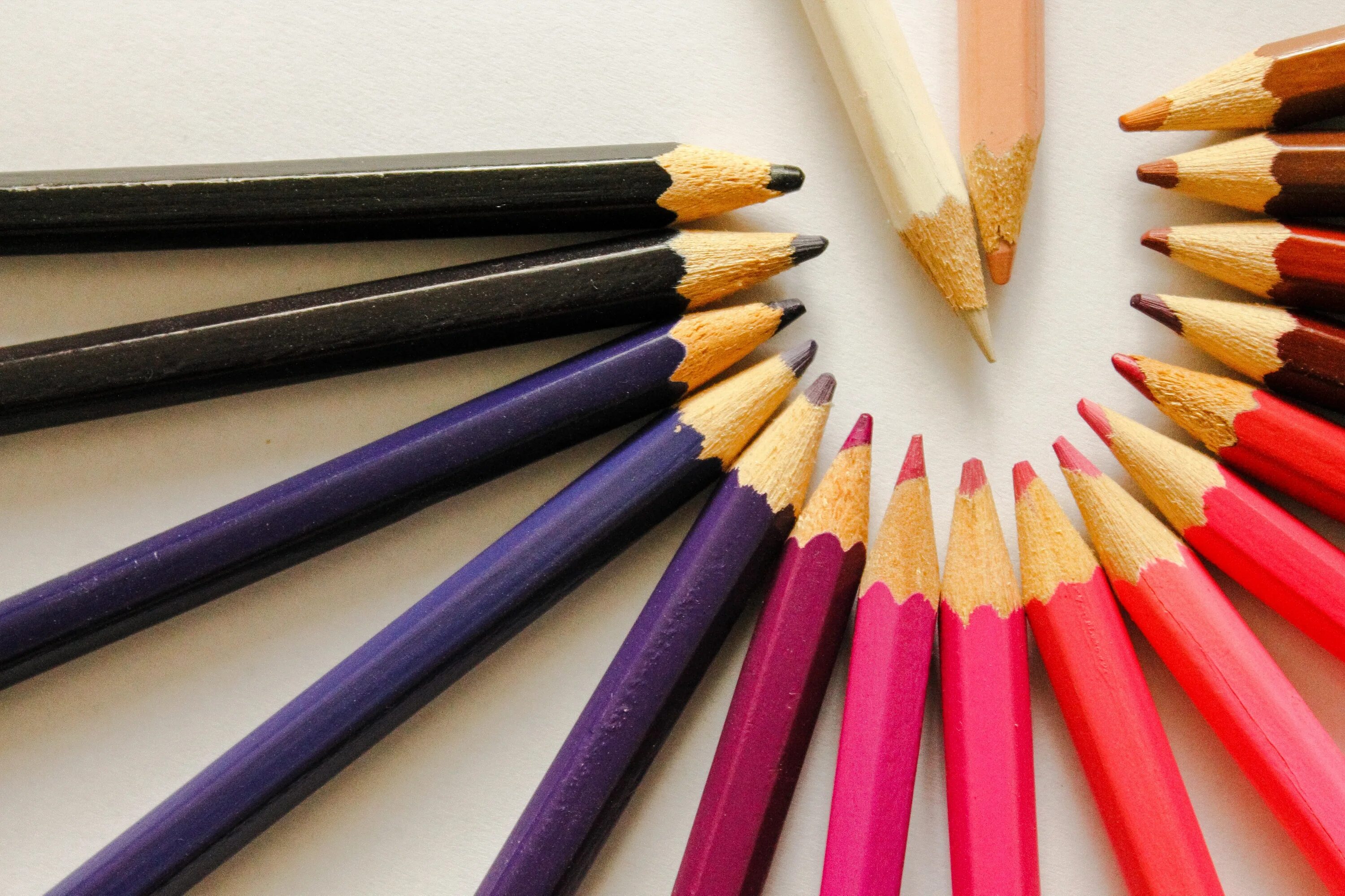 Картины цветными карандашами. Россыпь цветных карандашей. Краски и карандаши картинки. Цвета карандашей.