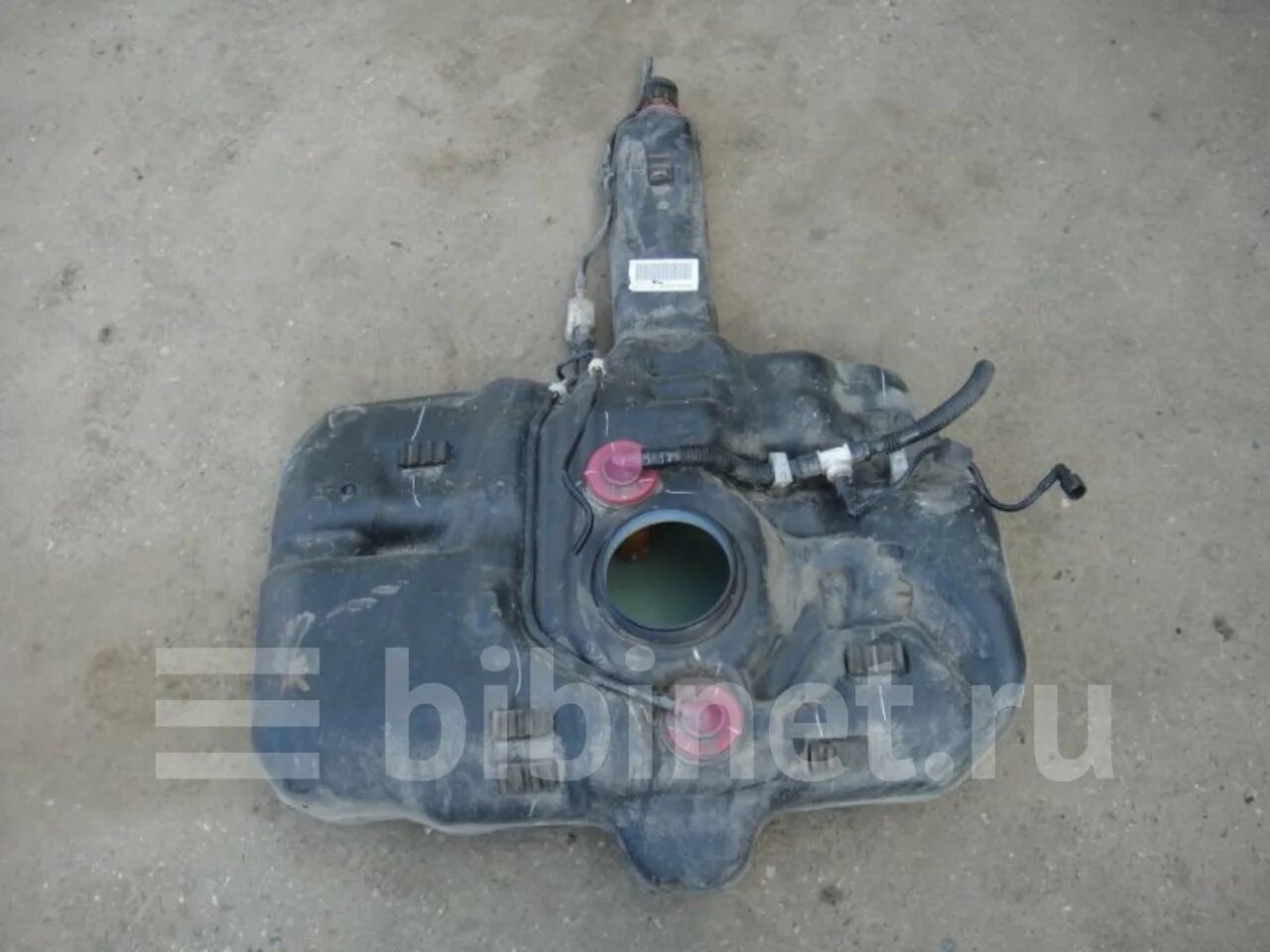 Объем топливного бака хонда фит. Бензобак хонда фит. Honda fit gd бензобак. Топливный бак хонда фит. Треугольник под бак хонда сбф600са.