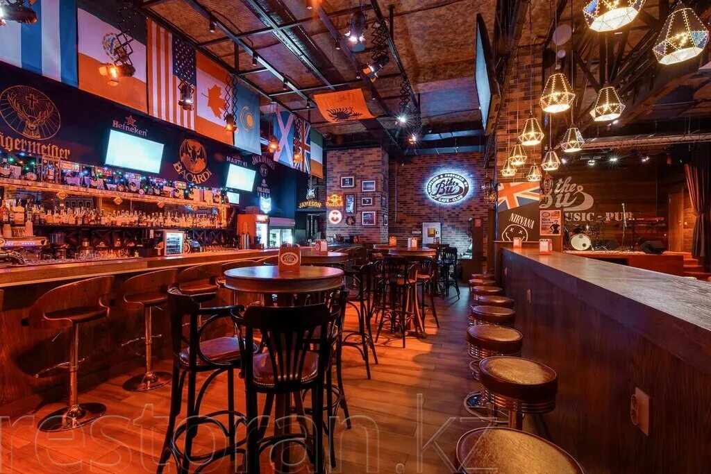 пивной бар с людьми. барная стойка с алкоголем. роскошный ресторан. бар фото. меркурий бар.