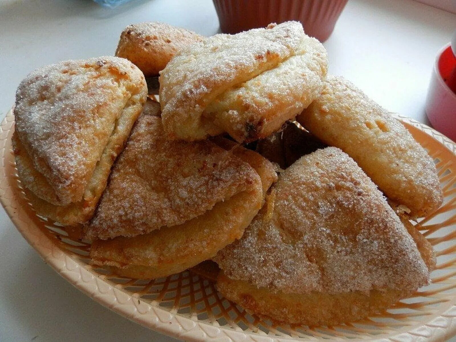 Sugar biscuits. Творожное печенье треугольники. Печенье из творога треугольники. Печенье треугольное творожное. Творожное печенье треугольники пошаговый.