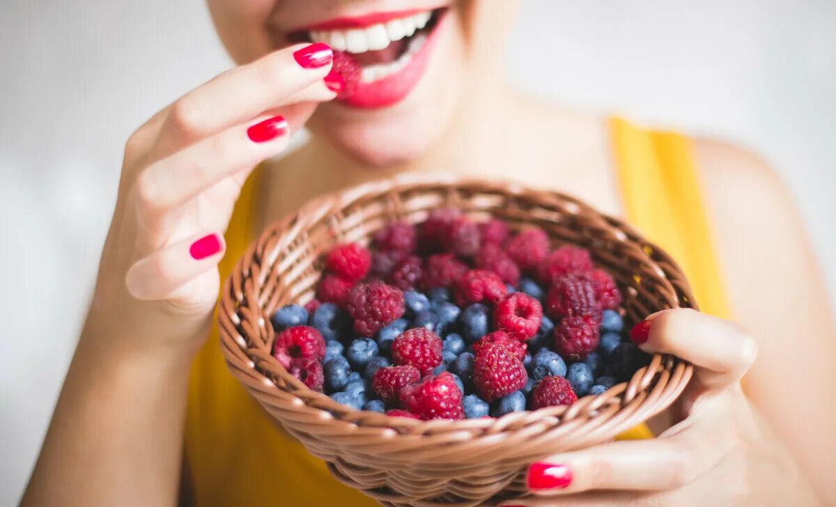 Ягоды являются фруктами. Фрукты антиоксиданты. Косметика с ягодами. Ягоды полезные для кожи. Девушка во фруктах и ягодах.