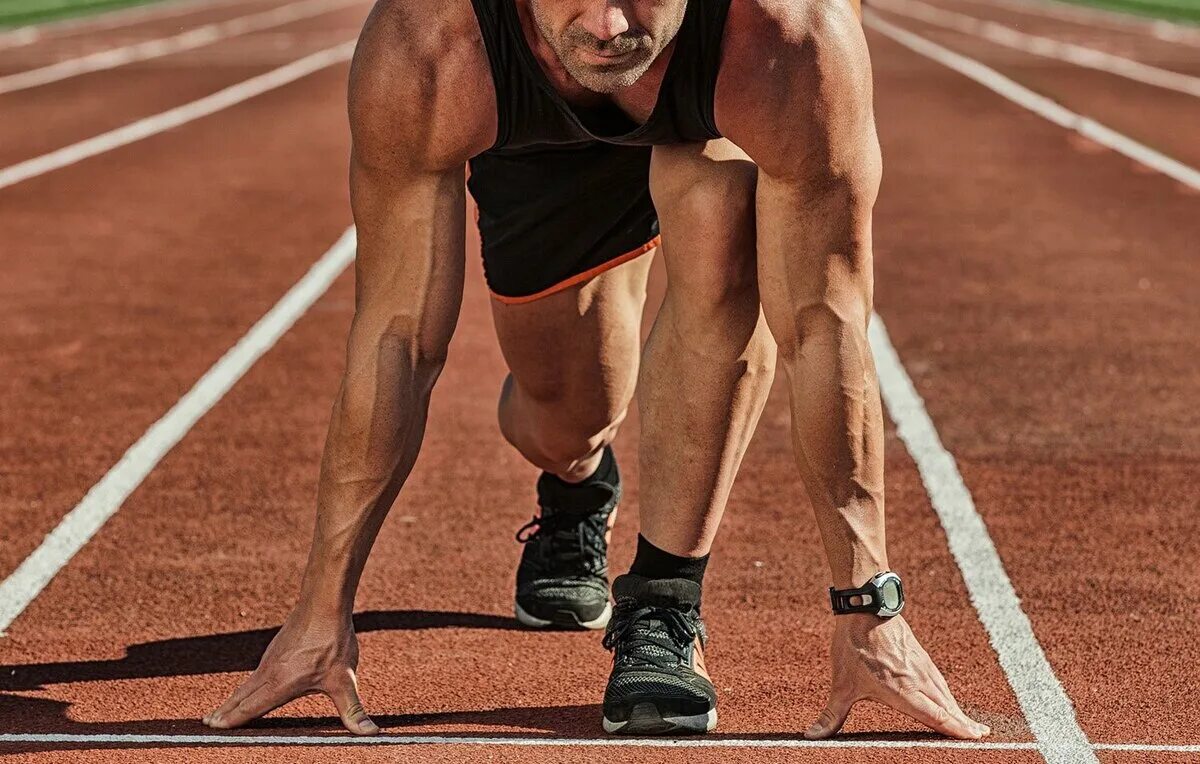 Спортсмен уступая. Спортсмен бежит. Джим питерс марафонец. Бег с препятствиями. Поражение в спорте.