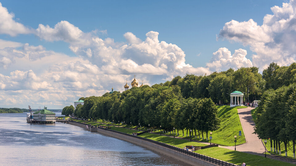 На ретромобиле по центру Ярославля