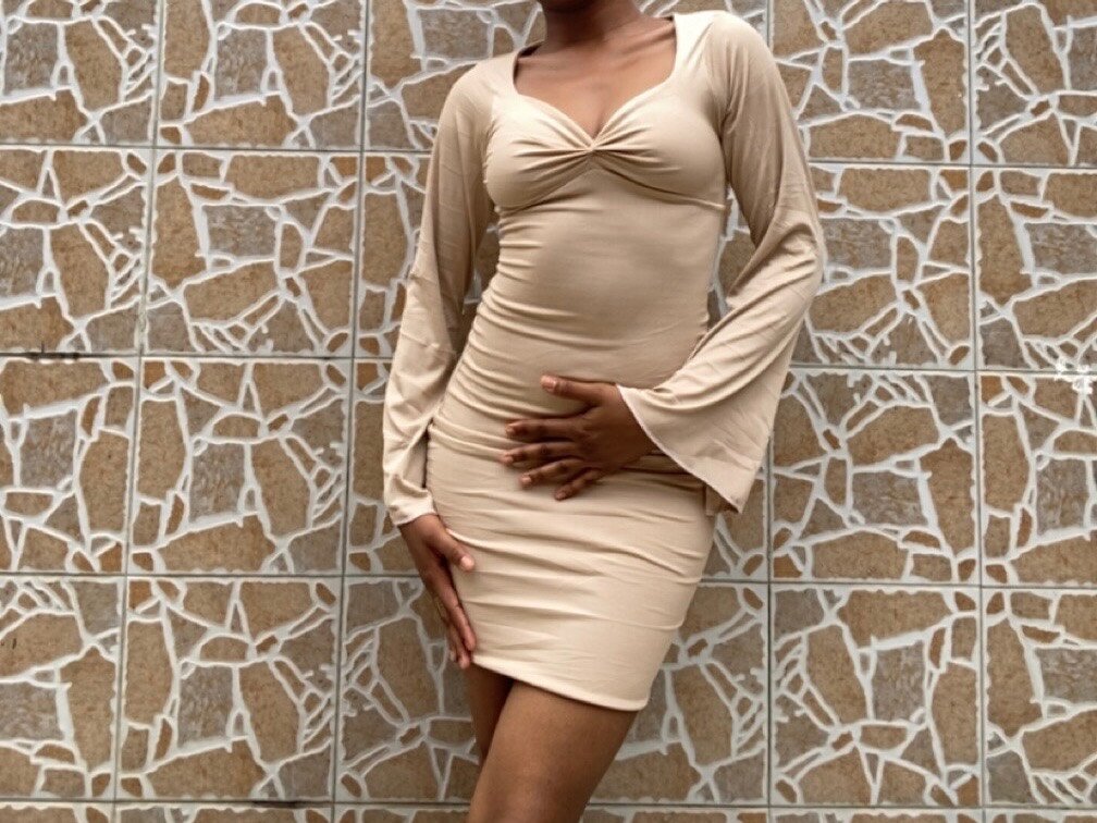 Robe moulante beige élégante