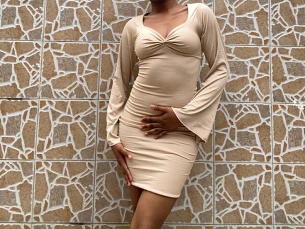 Robe moulante beige élégante