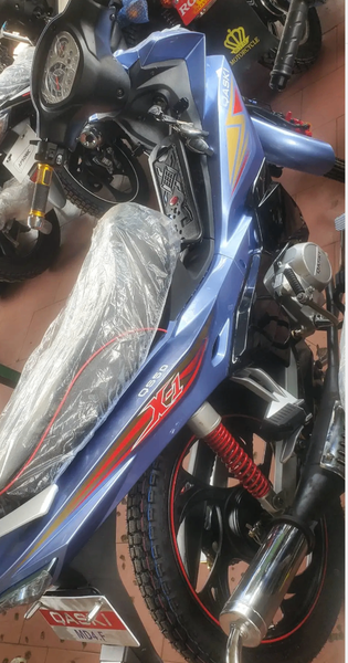 Moto sportive bleue Qaski
