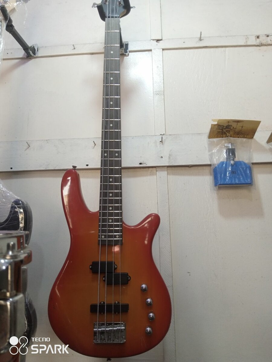 Base guitar