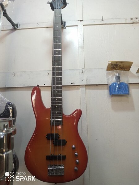 Base guitar