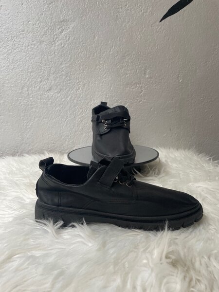 Chaussures noires robustes