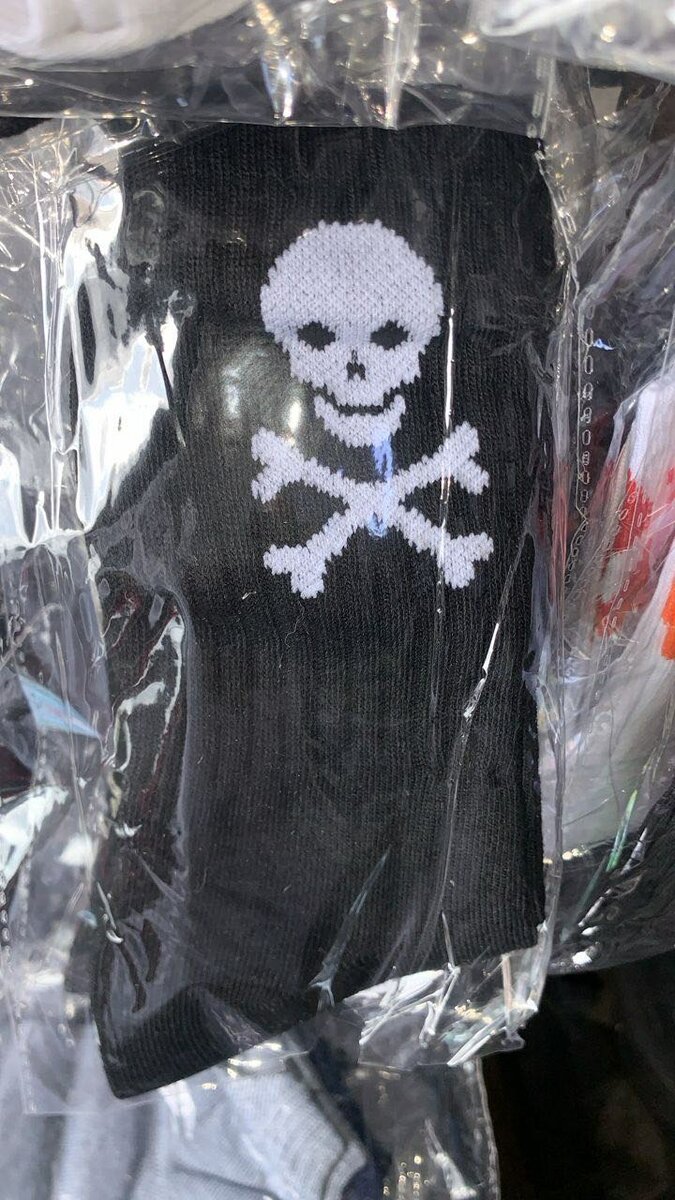 Chaussettes noires tête de mort