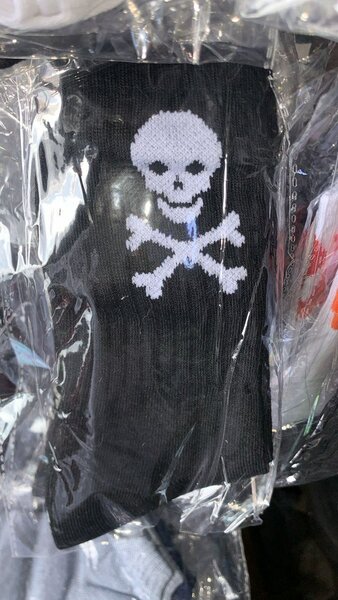 Chaussettes noires tête de mort