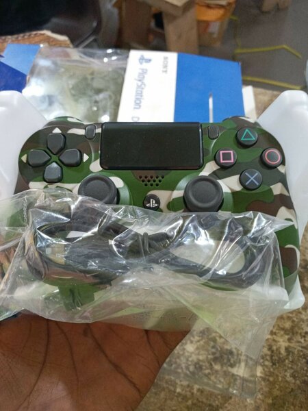 Brand new PS4 controller (Pad)