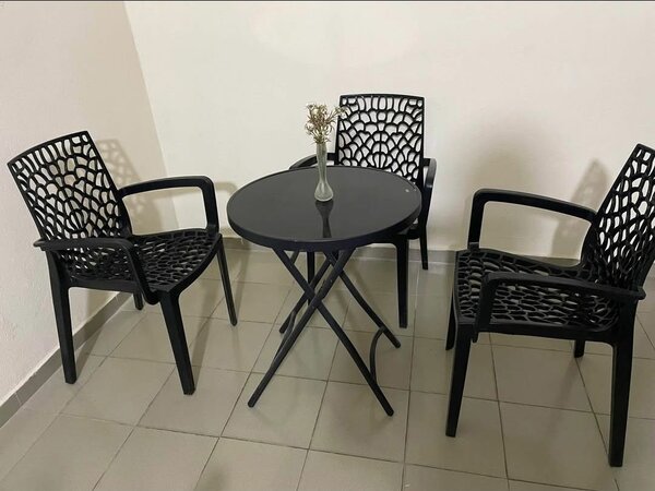 Table bistrot avec chaises