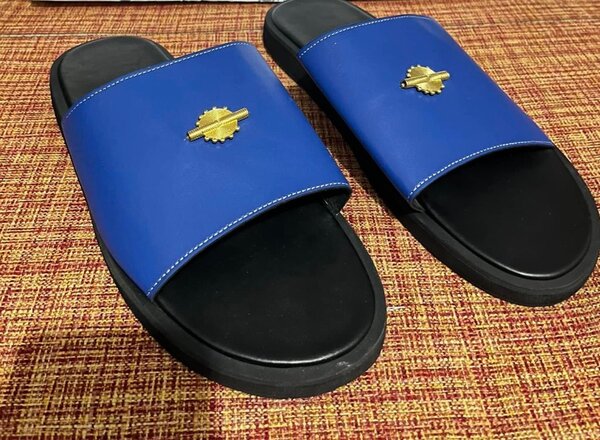 Claquettes bleues élégantes