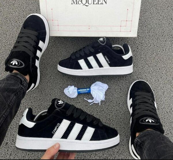Baskets en daim noir et blanc