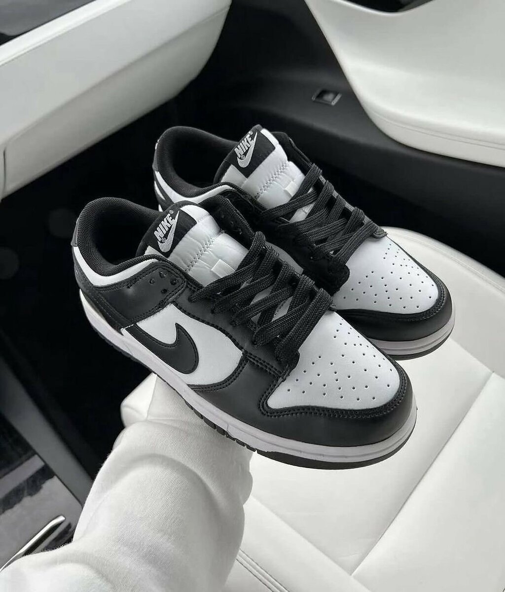 NIKE SB BLACK AND WHITE