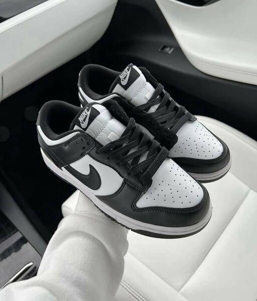 NIKE SB BLACK AND WHITE