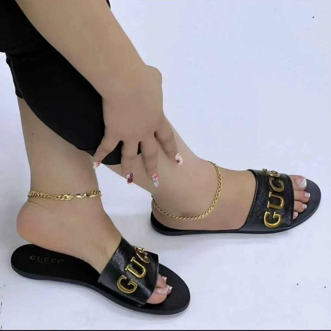 Sandales dorées élégantes