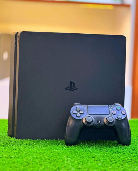 PS4 CONSOLE